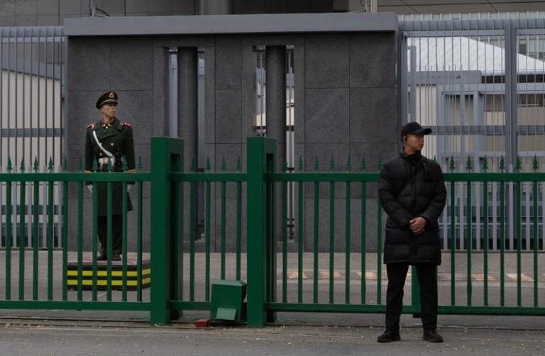 安保人员15日在位于北京的日本大使馆外戒备。(欧新社)