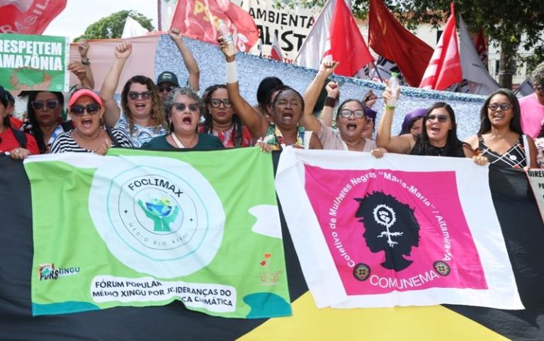 COP30气候峰会 环团发起贝伦大游行绵延整个街道 巴西贝伦COP30大游行15日从圣布拉斯市集出发,一路走到谈判会场周围。(记者潘俊宏/摄影)