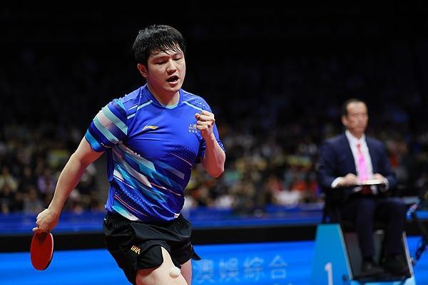 「神仙打架」终分胜负，樊振东4比2战胜王楚钦，晋级乒乓球男单决赛。（取材自上观新闻）