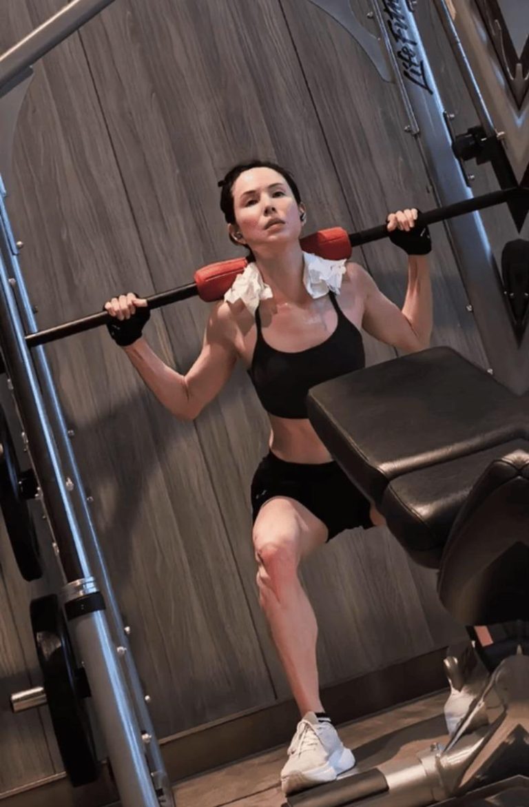 李若彤展示肌肉线条，力量感拉满。（视频截屏）