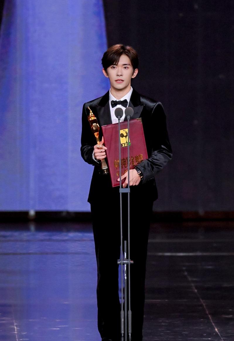 11月15日晚，第38届中国电影金鸡奖颁奖典礼在福建厦门举行。图为易烊千玺凭借「小小的我」获得最佳男主角奖。（中新社）