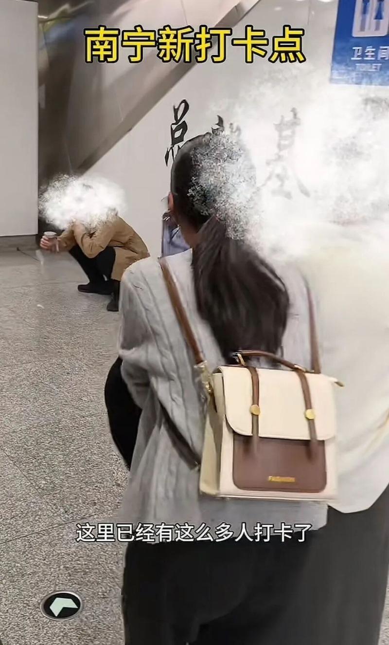 南宁地铁发生一位帅哥随地如厕的事。 （视频截屏）