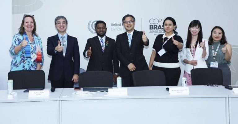 COP30/台湾讲者登蓝区 谈建构脆弱族群韧性、公正转型议题 联合国气候峰会14日一场周边会议,主持人国际气候发展智库首席执行官赵恭岳(中)和欧洲气象学学会会长本特莉(左一)、台湾绿能公益发展协会创会理事长陈惠萍(右二)、南山人寿董事长尹崇尧(左二)等与会来宾分享多元议题。(记者潘俊宏/摄影)