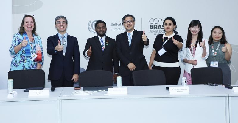 联合国气候峰会14日一场周边会议,主持人国际气候发展智库首席执行官赵恭岳(中)和欧洲气象学学会会长本特莉(左一)、台湾绿能公益发展协会创会理事长陈惠萍(右二)、南山人寿董事长尹崇尧(左二)等与会来宾分享多元议题。(记者潘俊宏/摄影)