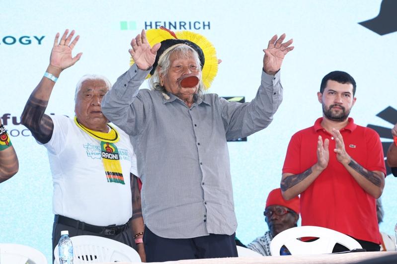 气候峰会正在巴西贝伦举行,峰会主席柯利亚(中)今天与反对COP30气候变迁谈判斗争的人民峰会对谈,聆听反对者的声音与诉求。(记者潘俊宏/摄影)