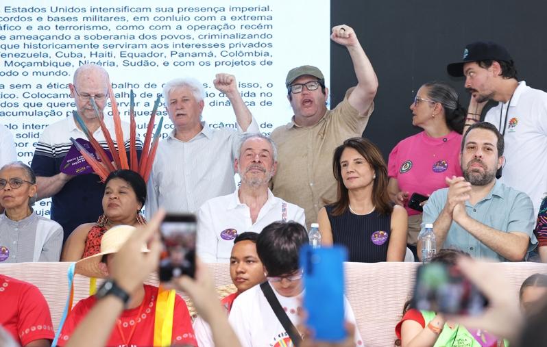 气候峰会正在巴西贝伦举行,峰会主席柯利亚(中)今天与反对COP30气候变迁谈判斗争的人民峰会对谈,聆听反对者的声音与诉求。(记者潘俊宏/摄影)