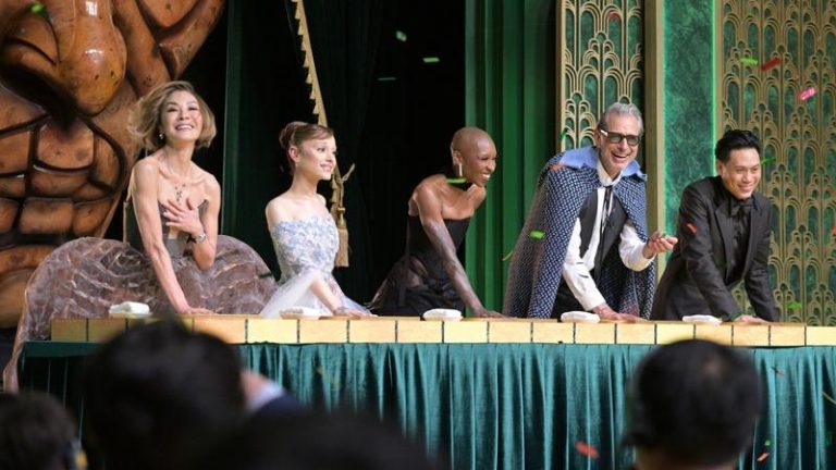 「魔法坏女巫2」剧组上周在新加坡举行首映，左二为亚莉安娜。（新华社）