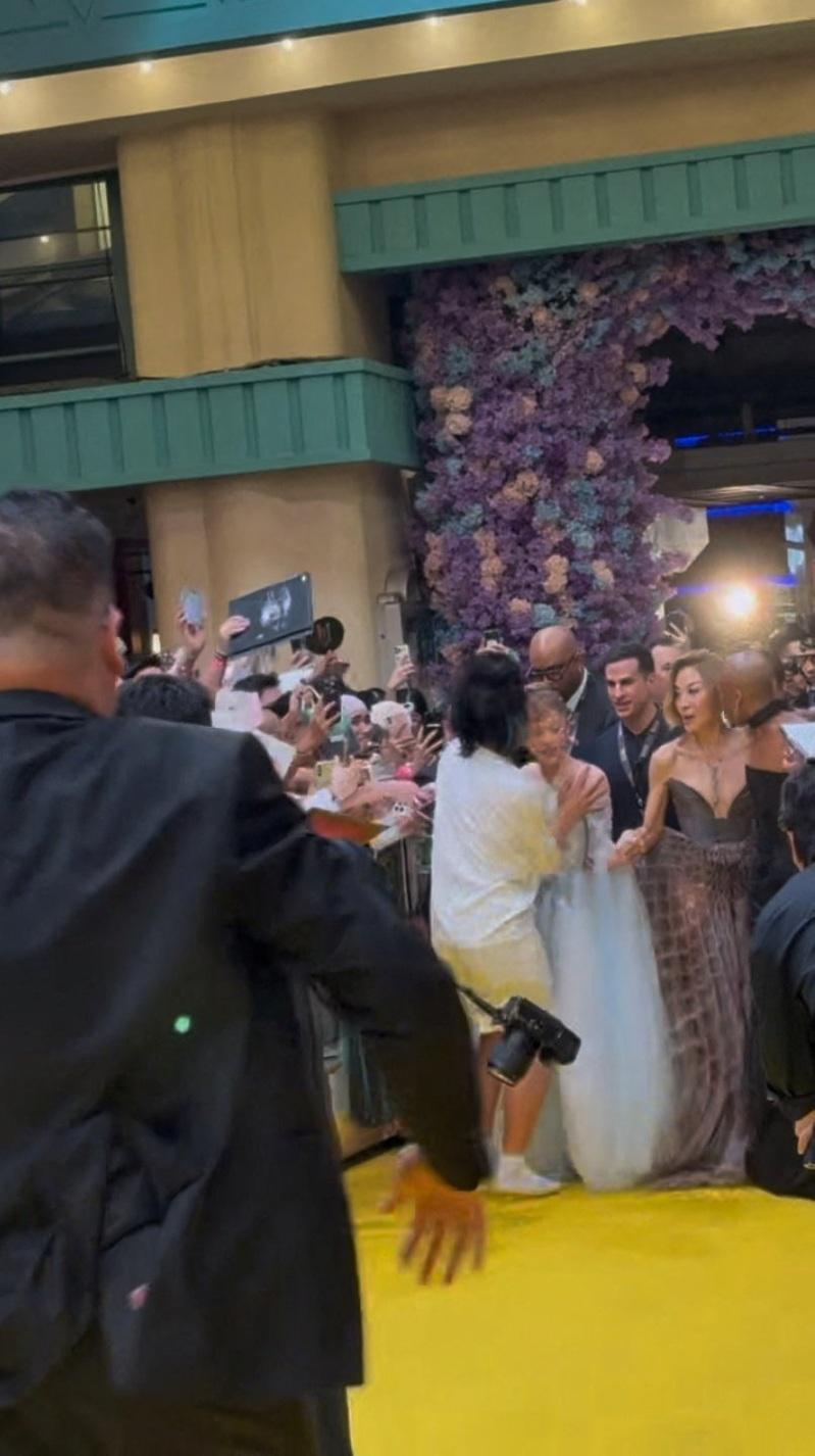 「魔法坏女巫2」剧组上周在新加坡举行首映，左二为亚莉安娜。（新华社）