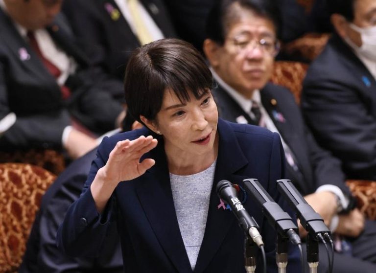 日本首相高市早苗14日出席参议院预算委员会会议并答复质询。（路透）