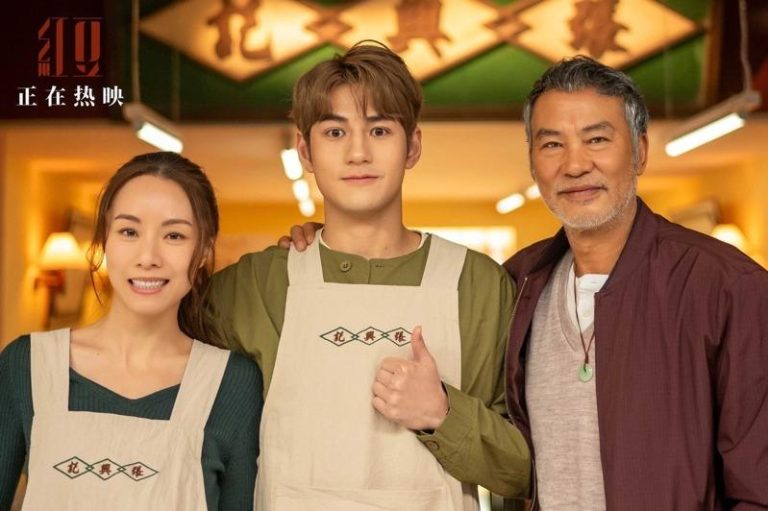 任达华（右）和邓丽欣（左）主演的「红豆」叙述家人之间的羁绊。（取材自潮新闻）