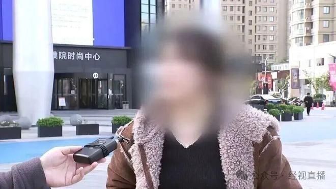 李女士表示收到的衣服严重缩水。(取材自经视直播)