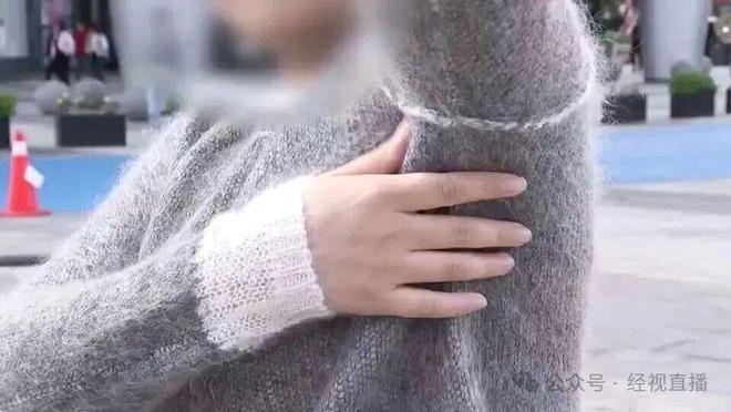 李女士表示收到的衣服严重缩水。(取材自经视直播)