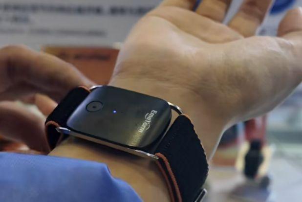 引发争议的电子咖啡手环。（取材自南风窗）