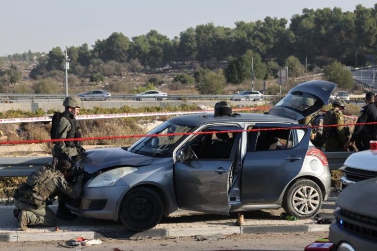 约旦河西岸发生驾车冲撞及持刀攻击案 1死3伤 遭以色列占领的约旦河西岸18日发生汽车冲撞与持刀攻击事件,造成1名男子死亡、3人受伤。图为以色列安全部队在事发现场检查车辆。欧新社