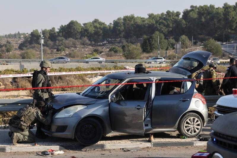遭以色列占领的约旦河西岸18日发生汽车冲撞与持刀攻击事件,造成1名男子死亡、3人受伤。图为以色列安全部队在事发现场检查车辆。欧新社