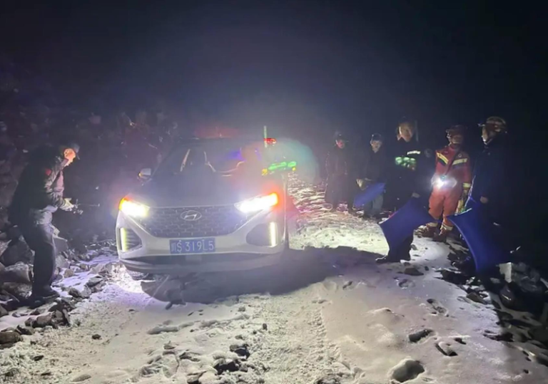 14游客困4300米雪山垭口 四川警方深夜7小时雪地救援 救援现场。(取材自红星新闻)
