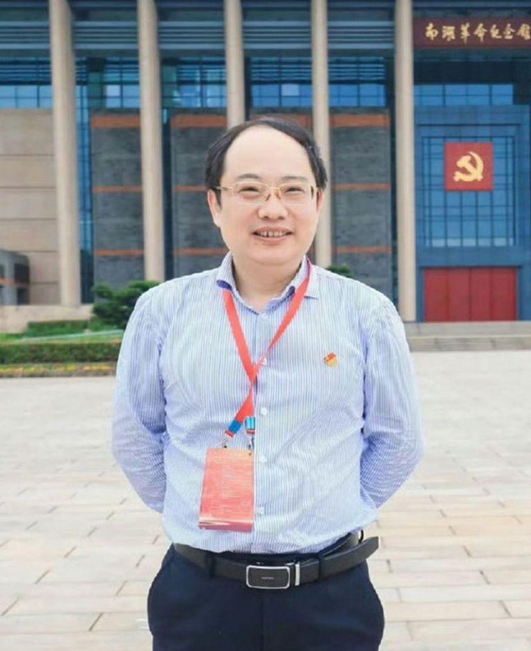 江苏科大年薪140万博导 竟只有高中学历 还经营7企业 江苏科技大学博士生导师郭某涉嫌学术造假等问题,被警方带走调查。(取材自微博)