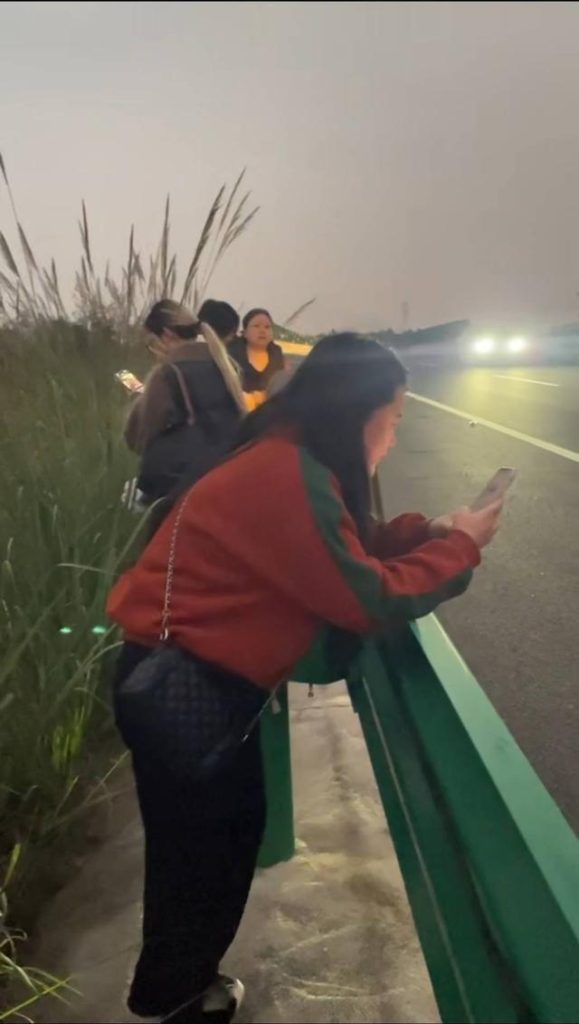 客运应急机制虚设?川48人困高速2个半小时 有人发病瘫倒 乘客被困高速。(取材自封面新闻)