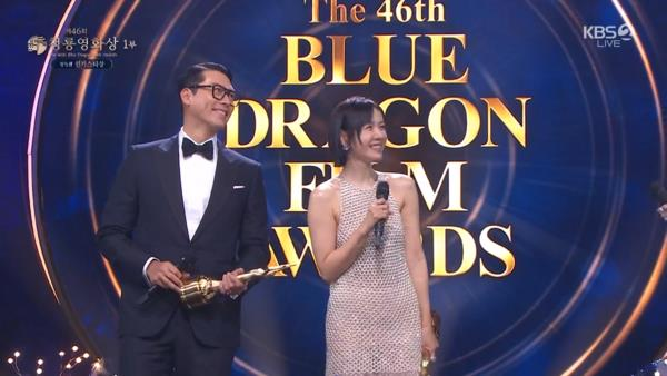 玄彬(左)、孙艺真夫妻两一起拿下人气奖。(图/摘自KBS)