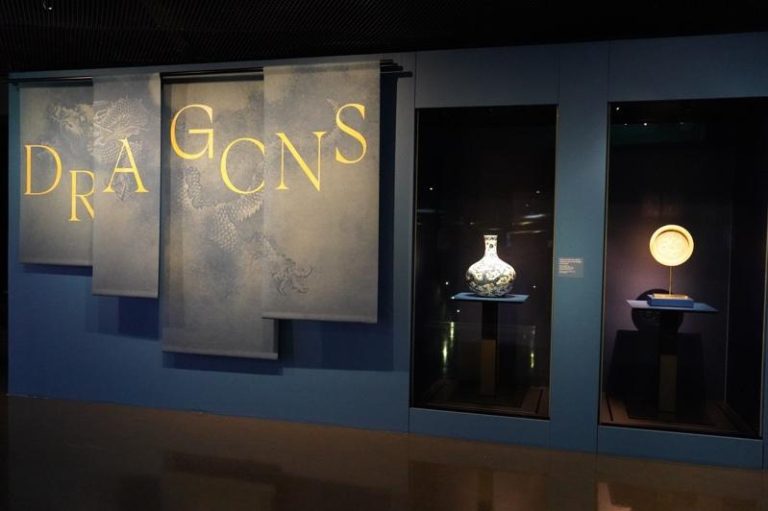 故宫「龙」展巴黎揭幕 罗浮宫窃案促提升安防意识 国立故宫博物院策划的「龙」特展,17日晚间在巴黎布朗利河岸博物馆登场,呈现龙在历史与文化中的多重意涵。(中央社)