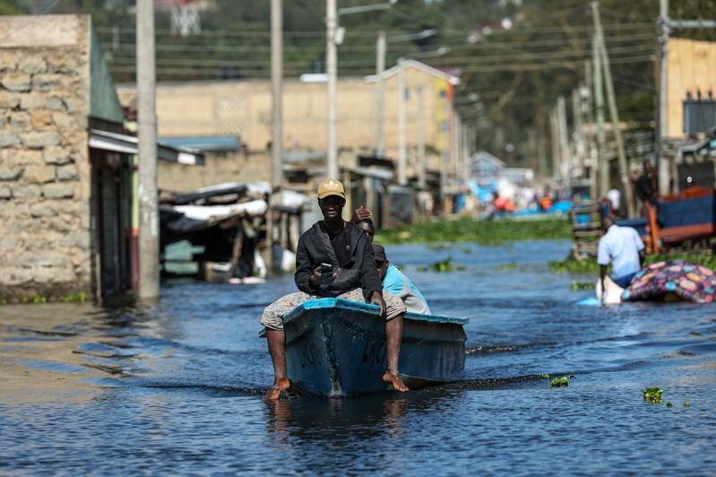 持续降雨导致肯尼亚奈瓦沙湖(Lake Naivasha)水位上升。图为居民搭游湖船撤离。欧新社