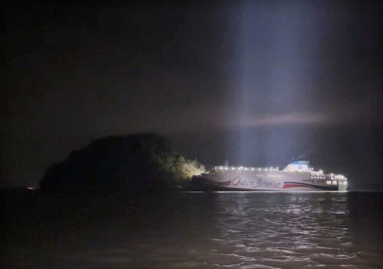 事故地点靠近「世越号」沉船 南韩267人渡轮触礁搁浅全员获救 载有267人的南韩渡轮「珍妮维亚女王二号」19日晚间在新安郡长山岛近海触礁搁浅。(美联社)