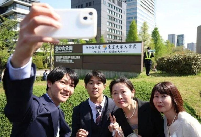 分析:留日华生 最坏情况暴跌7成 若中日关系未改善,最坏情况明年4月报名留学日本的中国学生人数估计暴跌50%至70%。图为东京大学前学生与家长合影。(路透)