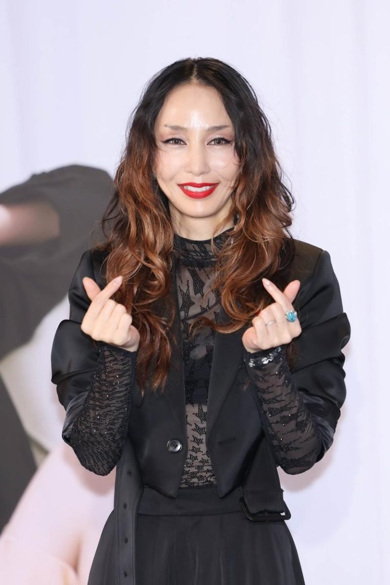 中岛美嘉手比爱心。记者林士杰／摄影