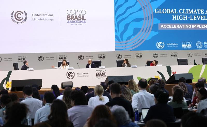 COP30全球气候行动高级别会议闭幕,COP30首席执行官托妮(左二)感谢参与的NGO组织、民间人士、政府代表在会议中达成丰硕成果。(特派记者潘俊宏/摄影)