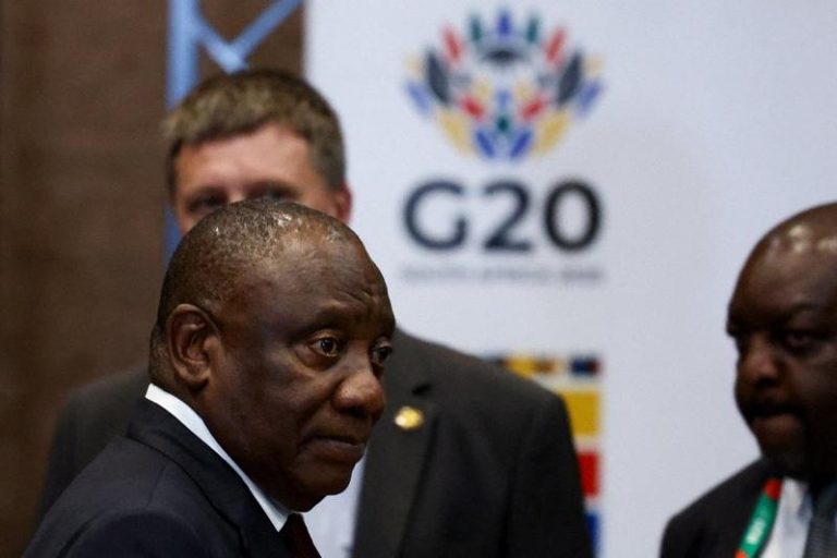 G20峰会将登场 南非总统:美方改变态度有意参与 20国集团(G20)峰会本周末将在南非约翰尼斯堡登场,南非总统拉玛佛沙(左)在视察现场。路透