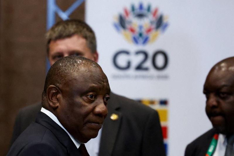20国集团（G20）峰会本周末将在南非约翰尼斯堡登场，南非总统拉玛佛沙（左）在视察现场。路透