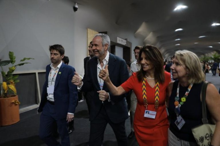 气候峰会进入最后一天谈判，大会主席柯利亚（ André Corrêa do Lago）走进会议室时，还比出「赞」的手势，似乎对谈判很有信心。特派记者林奂成／摄影