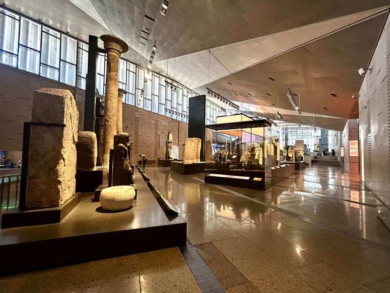 埃及政府积极推动旅游业,目标在2030年前突破一年3000万旅客。大埃及博物馆于今年11月1日正式开幕后,埃及预计全球前来观光的旅客将激增。图为大埃及博物馆12分区主展厅一角。中央社