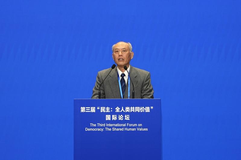 2024年第三届「民主：全人类共同价值」国际论坛在北京举办。日本东京都前知事、厚...