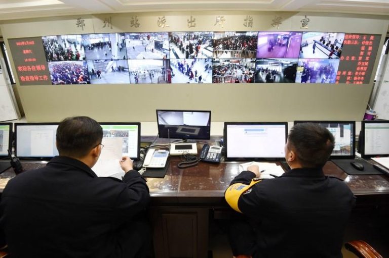 舛添批评某些日本专家还在说「中国经济很快就会崩溃」这种话术，真相是中国现在监控系统强大、军事现代化加速，政权稳定度比10年前还高。图为郑州火车站民警监控人流秩序情形。(新华社)