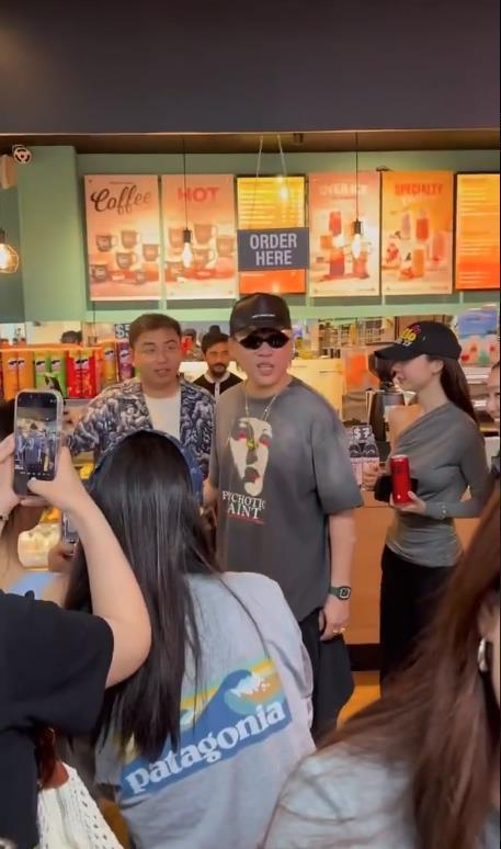 网友拍到胡彦斌和易梦玲在海边热吻合影视频。(取材自微博)