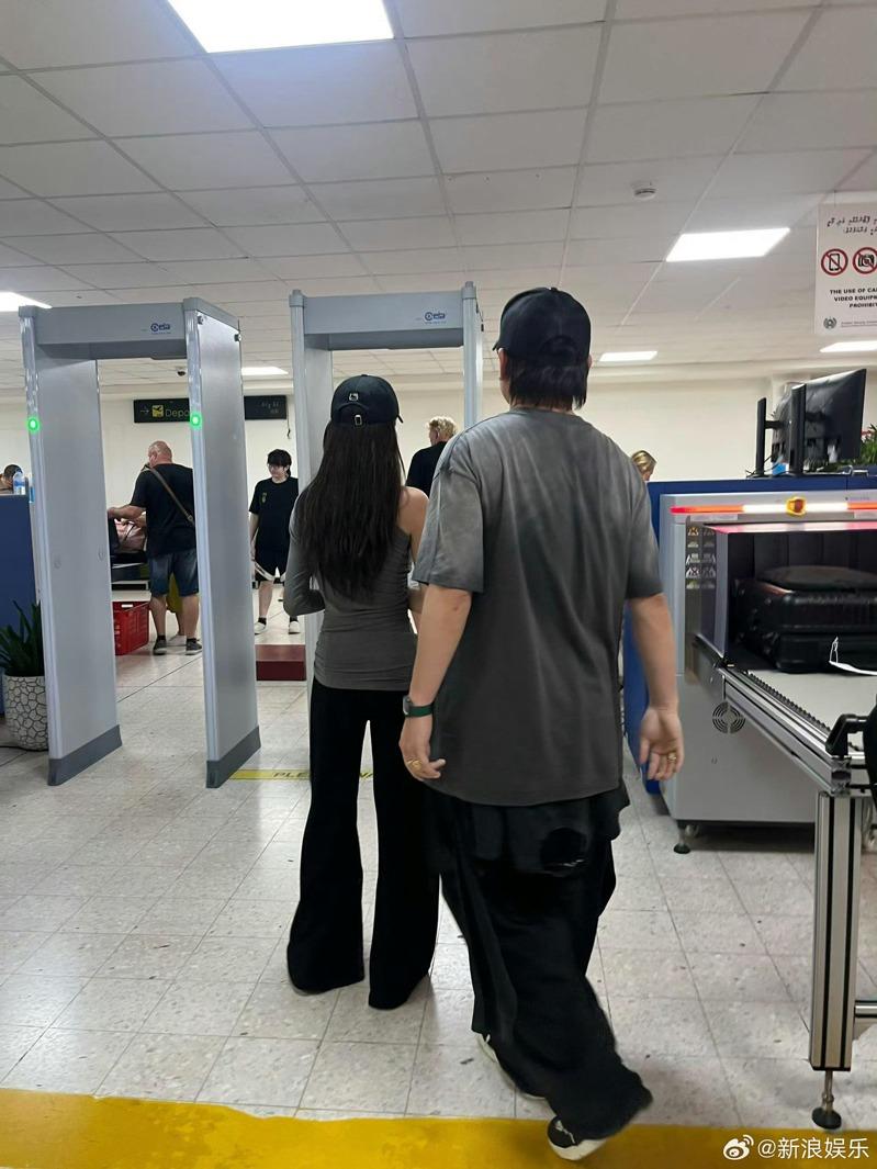 网友拍到胡彦斌和易梦玲在海边热吻合影视频。(取材自微博)