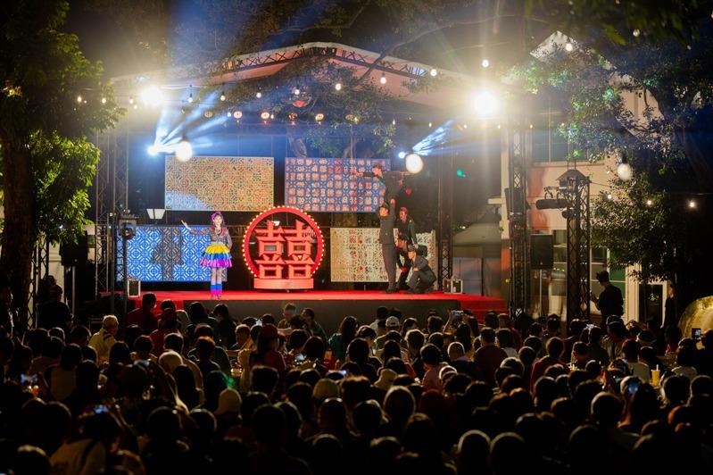 沉浸式眷村舞台剧「星村有喜事」,连续两天晚间在屏东胜利星村热闹开演。(记者潘奕言/摄影)