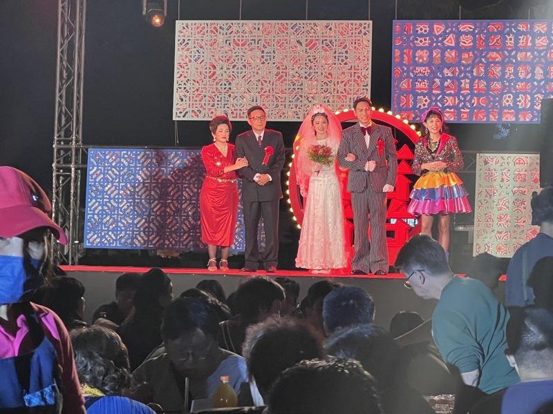 沉浸式眷村舞台剧「星村有喜事」,连续两天晚间在屏东胜利星村热闹开演。(记者潘奕言/摄影)