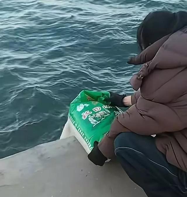 「放生」大米现场画面。(取材自大风新闻)