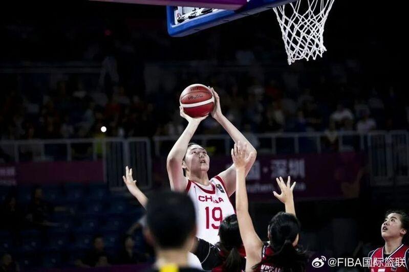 山东队球员张子宇(右)面临无球可打。(新华社)