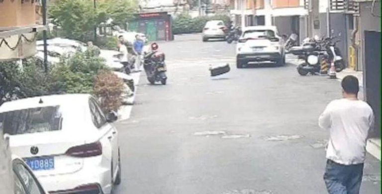 因为2个包子 浙莽夫怒将妻子30斤行李箱从6楼扔下 夫妻因2个包子激烈争吵,丈夫从6楼扔下30斤重行李箱。(取材自扬子晚报)