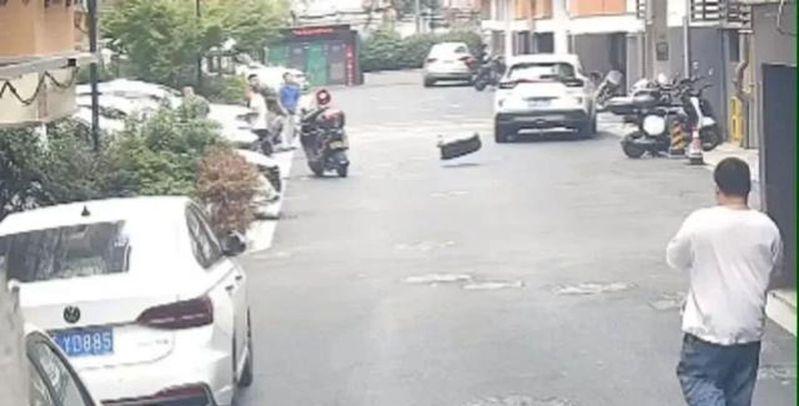 夫妻因2个包子激烈争吵,丈夫从6楼扔下30斤重行李箱。(取材自扬子晚报)