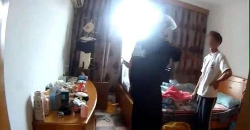 夫妻因2个包子激烈争吵,丈夫从6楼扔下30斤重行李箱。(取材自扬子晚报)