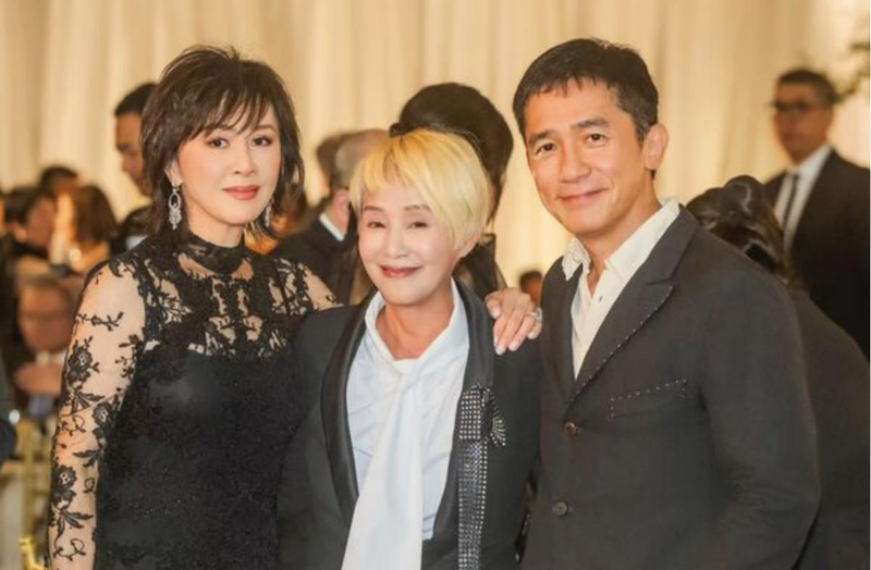 沈月(左起)和妈妈邱淑贞、刘嘉玲、梁朝伟都现身婚宴。(取材自carinalau1208 IG)