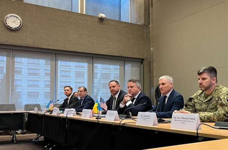 美28点计划挨批太挺俄 欧洲3巨头急推新版 关键修改一次看 乌克兰首席谈判代表叶尔马克(右四)23日率代表团赴日内瓦,与美国官员就俄乌停战计划举行会谈。(路透)