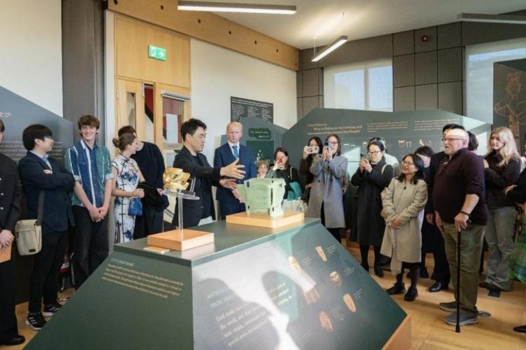 「面具之下:发现三星堆与金沙」展 英国牛津大学登场 牛津师生近距离感受古蜀文明的魅力。(本报德阳传真)