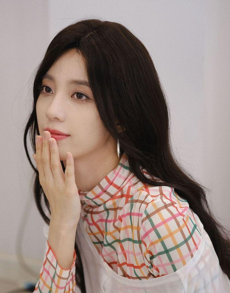 万鹏在「许我耀眼」中饰演赵露思的姐姐「乔琳」,涨粉80万。(取材自微博)