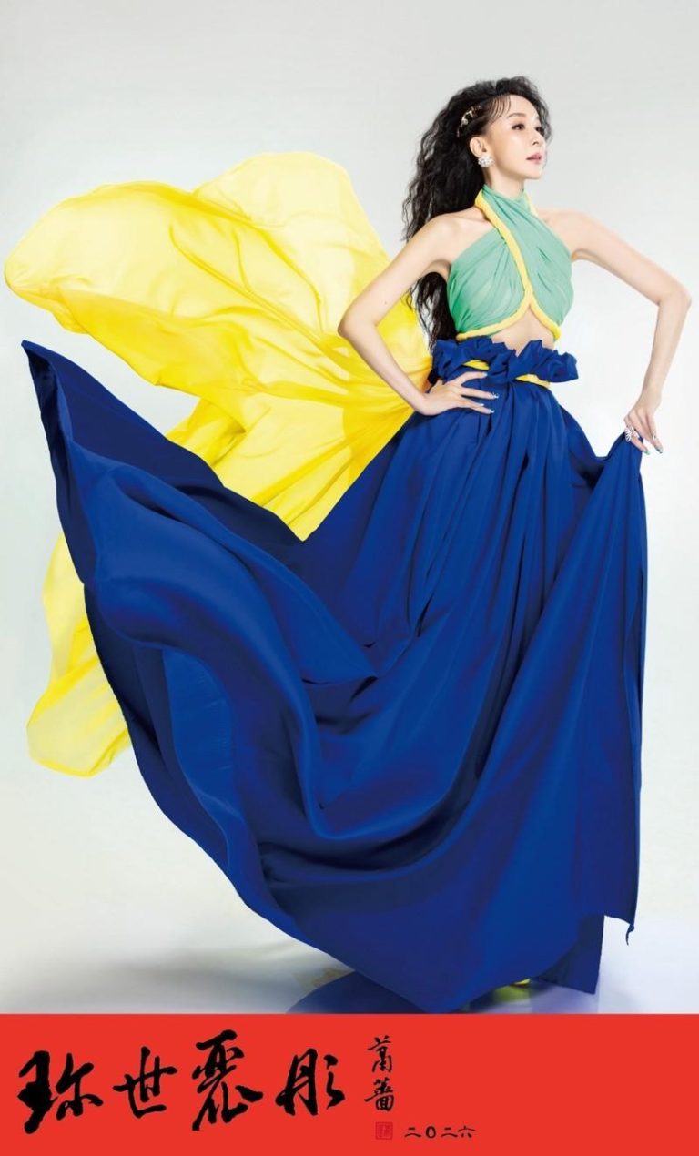 萧蔷慈善年历30年 22吋性感腰精惊人内脏脂肪数字曝光 萧蔷以金色宝蓝等颜色烘托出马年大器的女王风范。(珍世美学慈善基金会提供)