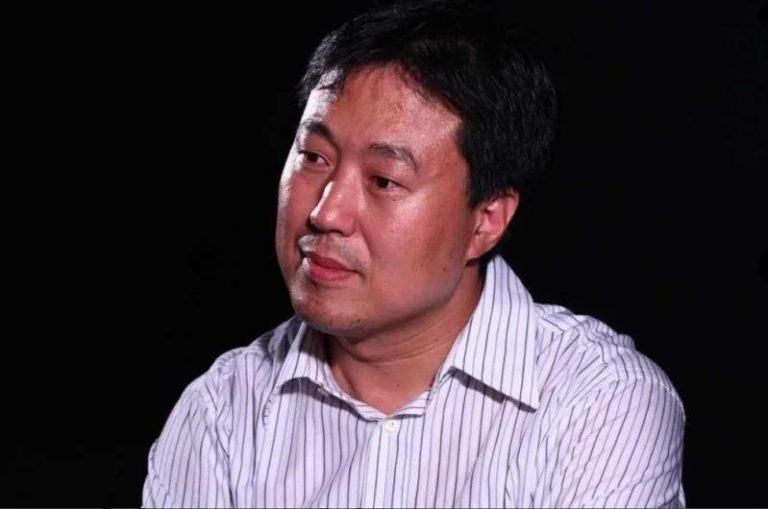 质疑官方经济数据、称高估 中国2学者丢工作 经济学家高善文被「官宣」离职。(取材自抖音百科)